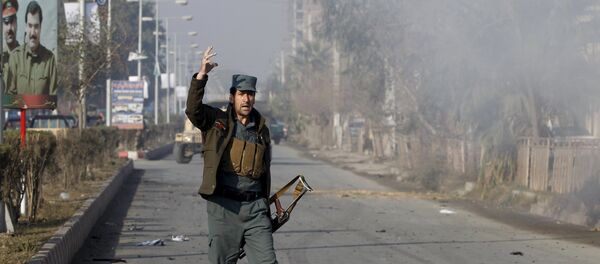 An Afghan policeman reacts as smoke billows during an attack near the Pakistani consulate in Jalalabad, Afghanistan January 13, 2016 An Afghan policeman reacts as smoke billows during an attack near the Pakistani consulate in Jalalabad, Afghanistan January 13, 2016 - Sputnik International