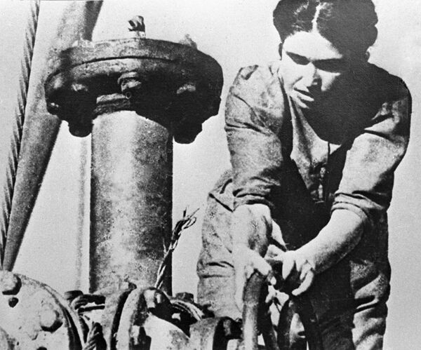 A female operator working on Baku oil fields during the Second World War. A female operator working on Baku oil fields during the Second World War. - Sputnik International