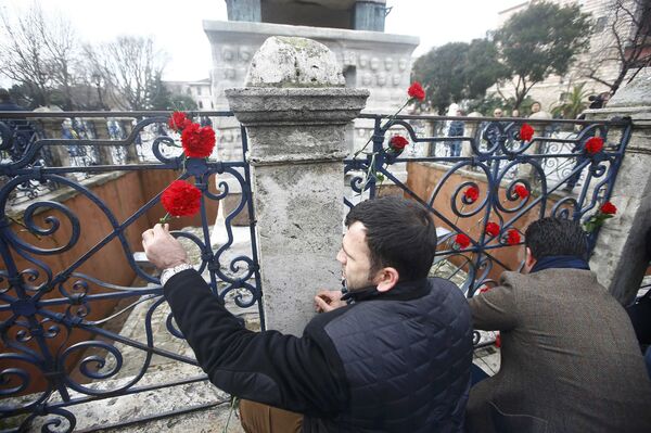 Men place flowers at the Obelisk of Theodosius, the scene of the suicide bomb attack, at Sultanahmet square in Istanbul, Turkey January 13, 2016.  - Sputnik International