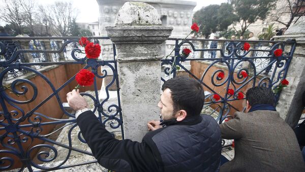 Men place flowers at the Obelisk of Theodosius, the scene of the suicide bomb attack, at Sultanahmet square in Istanbul, Turkey January 13, 2016. - Sputnik International