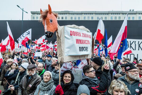 People wave European and Polish flags as they take part in a protest against a new media law in the center of Warsaw on January 9, 2016. People wave European and Polish flags as they take part in a protest against a new media law in the center of Warsaw on January 9, 2016. - Sputnik International