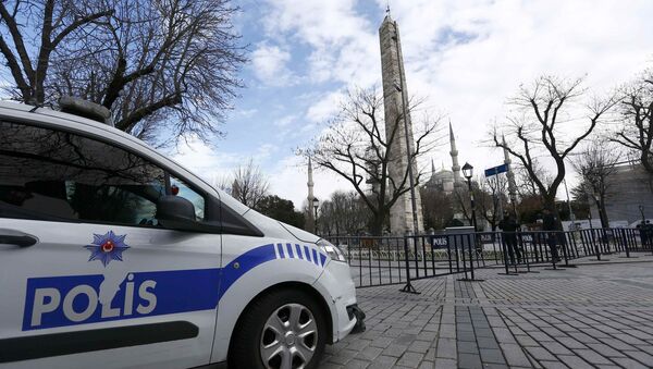 Police secure the area around the Obelisk of Theodosius at Sultanahmet square in Istanbul, Turkey January 13, 2016 - Sputnik International