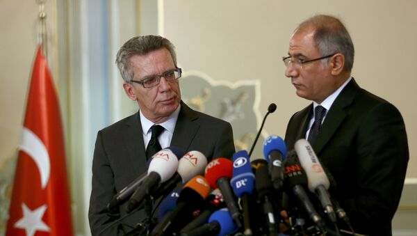 Turkish Interior Minister Efkan Ala (R) and his German counterpart Thomas De Maiziere address a joint news confernence in Istanbul, Turkey January 13, 2016. - Sputnik International