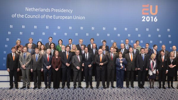 Netherlands' Prime Minister Mark Rutte and Jean-Claude Juncker, President of the European Commission and members of the European Commission and the Dutch government, take a family photo during a visit by the EC to mark the start of the Dutch Presidency of the EU Council, in Amsterdam January 7, 2016 - Sputnik International
