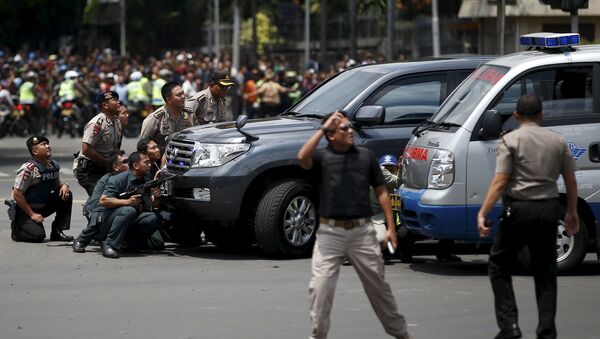 Police officers react near the site of a blast in Jakarta, Indonesia, January 14, 2016 - Sputnik International