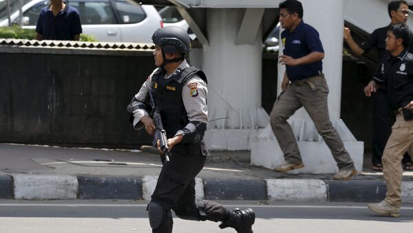 An Indonesian policeman runs near the site of a blast in Jakarta, Indonesia, January 14, 2016 - Sputnik International