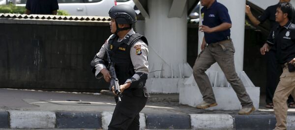 An Indonesian policeman runs near the site of a blast in Jakarta, Indonesia, January 14, 2016 An Indonesian policeman runs near the site of a blast in Jakarta, Indonesia, January 14, 2016 - Sputnik International