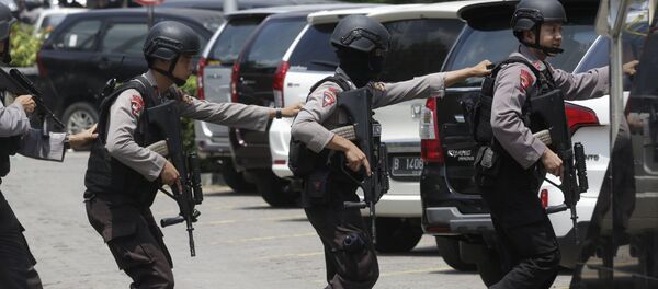 Police officers take their position near the site where an explosion went off in Jakarta, Indonesia Thursday, Jan. 14, 2016. Police officers take their position near the site where an explosion went off in Jakarta, Indonesia Thursday, Jan. 14, 2016. - Sputnik International