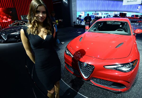 Hottest Cars and Girls on Display at the Detroit Auto Show 2016 - Sputnik International