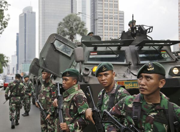 Indonesian soldiers stand guard near the site where an explosion went off in Jakarta, Indonesia Thursday, Jan. 14, 2016 Indonesian soldiers stand guard near the site where an explosion went off in Jakarta, Indonesia Thursday, Jan. 14, 2016 - Sputnik International