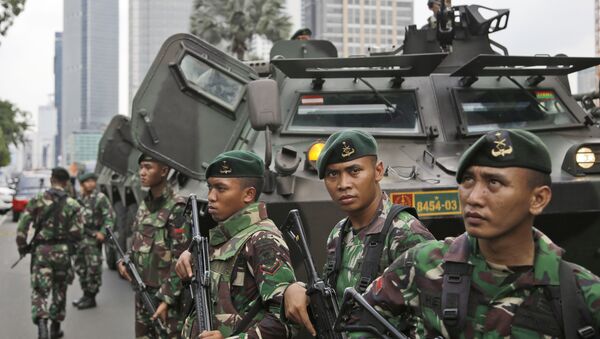 Indonesian soldiers stand guard near the site where an explosion went off in Jakarta, Indonesia Thursday, Jan. 14, 2016 - Sputnik International