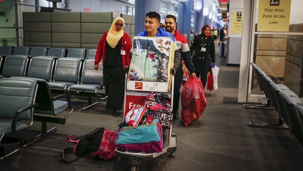 Syrian refugees arrive at the Pearson Toronto International Airport in Mississauga, Ontario - Sputnik International
