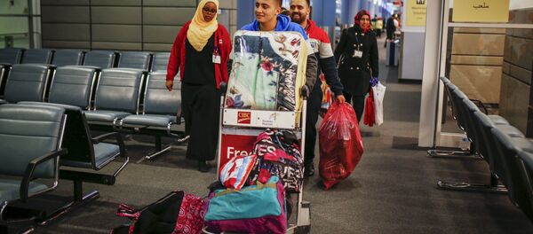 Syrian refugees arrive at the Pearson Toronto International Airport in Mississauga, Ontario Syrian refugees arrive at the Pearson Toronto International Airport in Mississauga, Ontario - Sputnik International