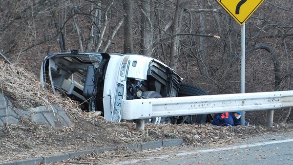 Investigators inspect the wreckage of a bus which crashed after running off a road in Nagano, central Japan on January 15, 2016. - Sputnik International
