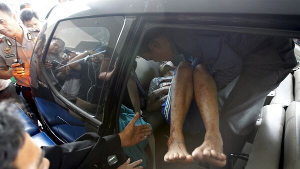 A man wounded in a gun and bomb attack in central Jakarta is helped from a car upon arrival at a hospital in Jakarta January 14, 2016 - Sputnik International