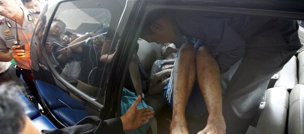 A man wounded in a gun and bomb attack in central Jakarta is helped from a car upon arrival at a hospital in Jakarta January 14, 2016 A man wounded in a gun and bomb attack in central Jakarta is helped from a car upon arrival at a hospital in Jakarta January 14, 2016 - Sputnik International