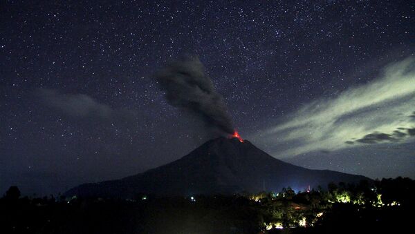 Извержение индонезийского вулкана Синабунг - Sputnik International