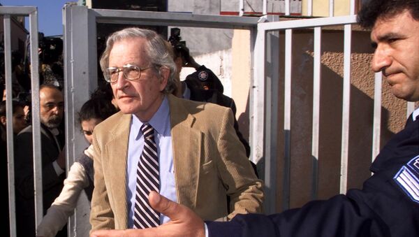 Noam Chomsky, the American linguist and political dissident, arrives at the State Security Court of Istanbul, Turkey, Wednesday Feb. 13, 2002, as a Turkish policemen , right, shows him the entrance. A Turkish court cleared the publisher of a book by Noam Chomsky which slams Turkey's human rights record and its treatment of the Kurdish minority. - Sputnik International