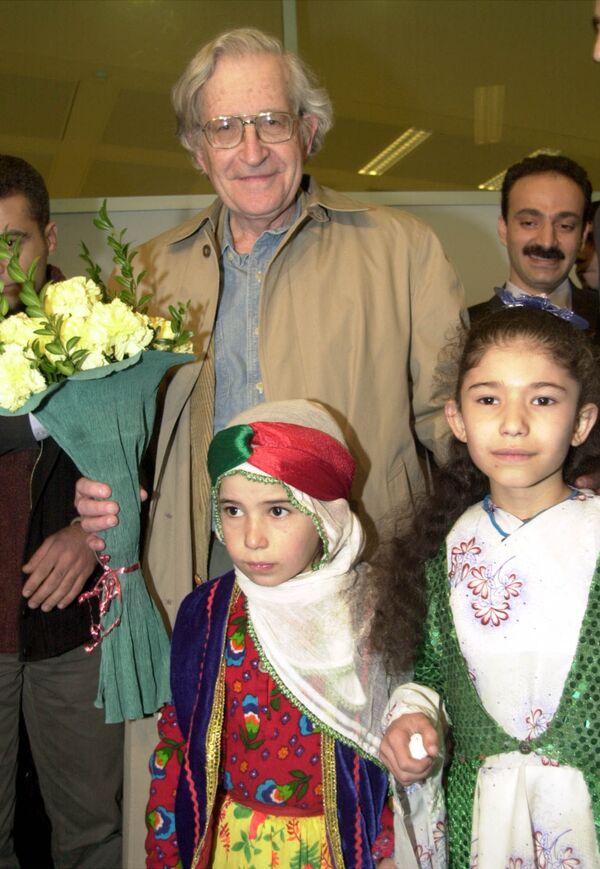 Noam Chomsky, the American linguist, is welcomed by children in traditional Kurdish outfits at Istanbul's Ataturk airport, Tuesday Feb. 12, 2002 Noam Chomsky, the American linguist, is welcomed by children in traditional Kurdish outfits at Istanbul's Ataturk airport, Tuesday Feb. 12, 2002 - Sputnik International
