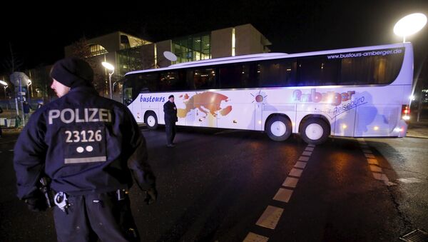 Police escort a bus carrying refugees from the Bavarian town of Landshut after it left the Chancellery building in Berlin, Germany, January 14, 2016 - Sputnik International