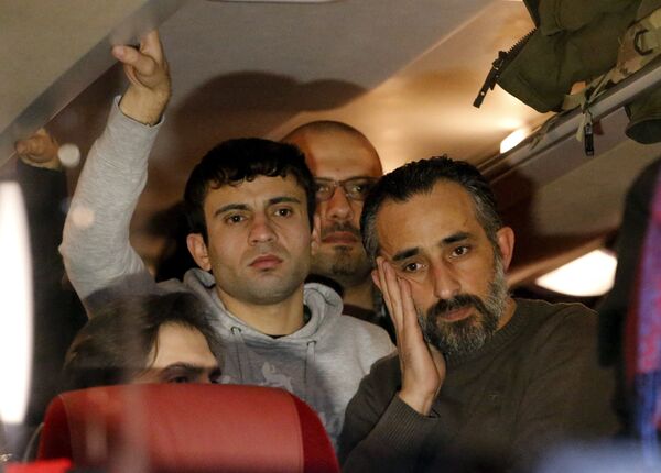 Refugees stand inside a bus arriving from the Bavarian town of Landshut to the Chancellery building in Berlin, Germany, January 14, 2016 - Sputnik International