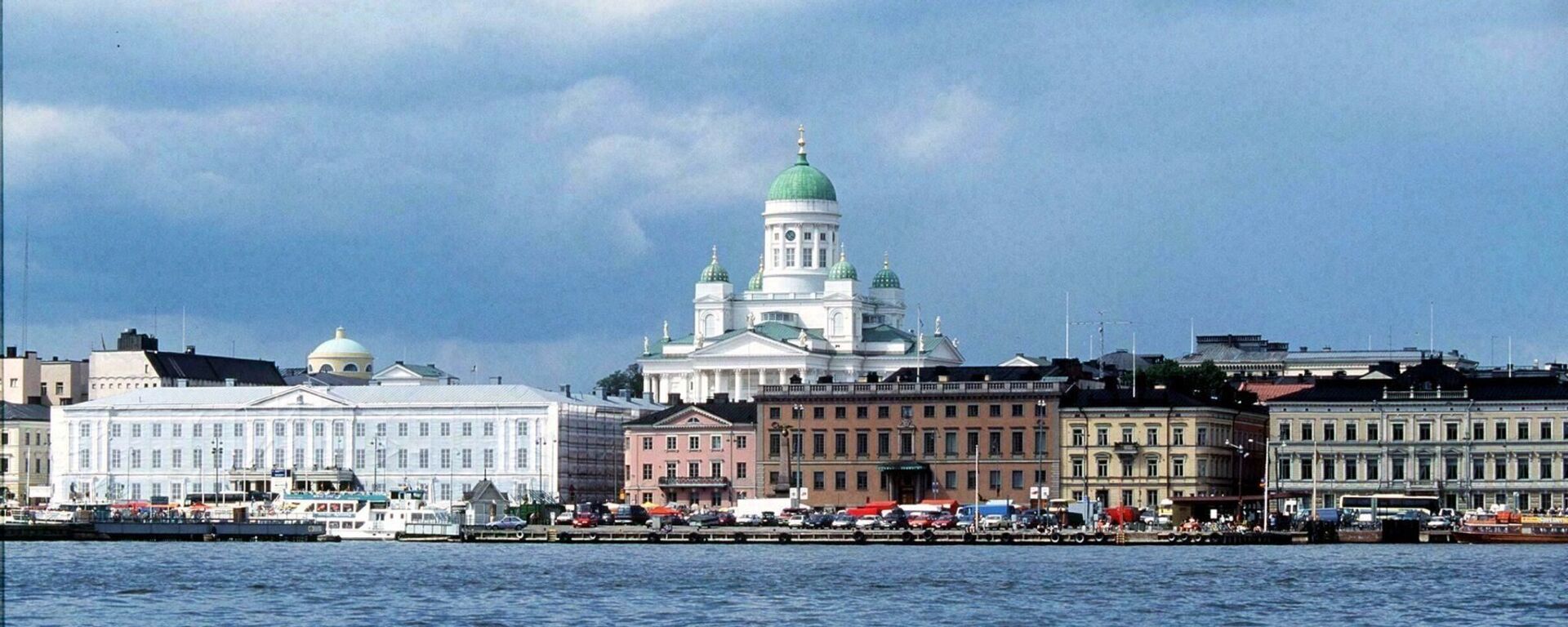 A view from the sea to the harbour and market place of Helsinki - Sputnik International, 1920, 08.04.2022