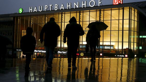 People walk in front of the main railways station in Cologne. - Sputnik International