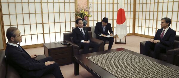 Japanese Foreign Minister Fumio Kishida, center left, speaks with South Korean First Vice Foreign Minister Lim Sung-nam, left, and U.S .Deputy Secretary of State, Antony Blinken, right, at the Foreign Ministry in Tokyo, Friday, Jan. 15, 2016. - Sputnik International