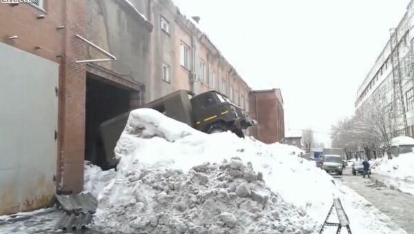 Russian method of exiting garage in snow - Sputnik International