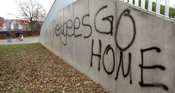 The lettering Refugees GO HOME is sprayed onto a wall in Sigmaringen, southern Germany The lettering Refugees GO HOME is sprayed onto a wall in Sigmaringen, southern Germany - Sputnik International