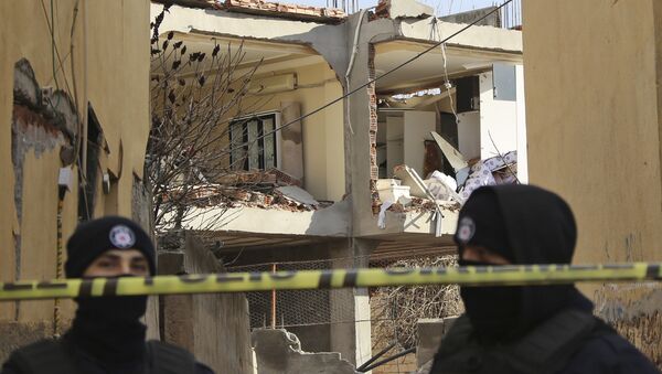 Turkish police officers secure the area around a destroyed police station in Cinar, in the mostly-Kurdish Diyarbakir province in southeastern Turkey - Sputnik International