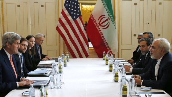 US Secretary of State John Kerry, left, meets with Iranian Foreign Minister Mohammad Javad Zarif, right, in Vienna, Austria, Saturday, 16 January 2016 - Sputnik International