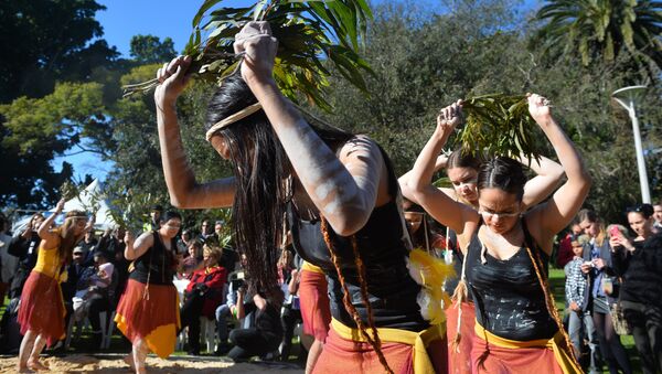 Indigenous Australian performers hold a smoking ceremony to open NAIDOC Week, a national program that celebrates the National Aborigines and Islanders Day Observance Committee in Sydney on July 6, 2015 - Sputnik International