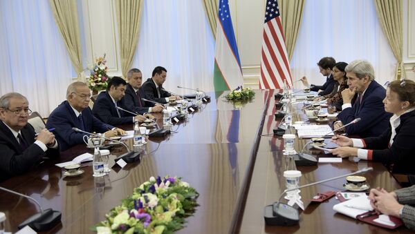Uzbek Foreign Minister Abdulaziz Kamilov (L), Uzbek President Islam Karimov (2L) and US Secretary of State John Kerry (2R) attend a meeting at the Palace of Forums on the President's Residential Compound on November 1, 2015 in Samarkand - Sputnik International