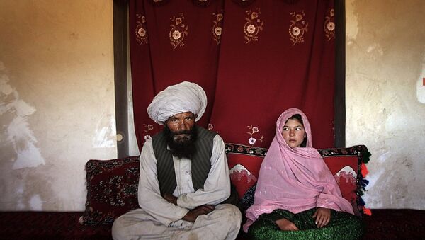 A young Pakistani woman on the day of her wedding to an older man - Sputnik International