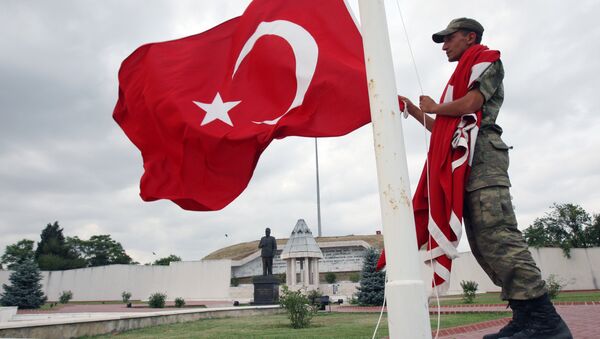 Turkish soldier handles a national flag at the monument of Sukru Pasa, a national hero who defended Edirne region during the Balkan War in 1913, in Edirne, western Turkey (File) - Sputnik International