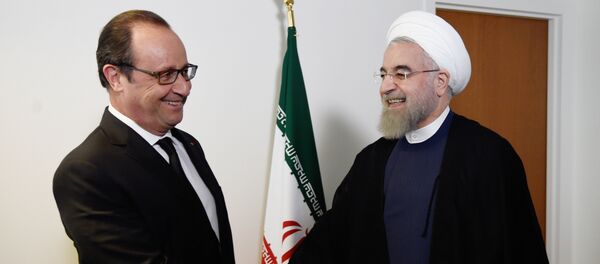 French President Francois Hollande (L) welcomes his Iranian counterpart Hassan Rouhani for a meeting during the 70th UN General Assembly on September 27, 2015, in New York - Sputnik International
