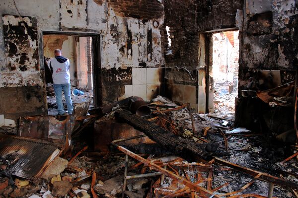 In this photograph taken on November 10 ,2015, Medecins Sans Frontieres (MSF) staff walk in the damaged Medecins Sans Frontieres (MSF) hospital in northern Kunduz - Sputnik International