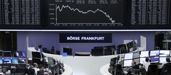Traders work at their desks in front of the German share price index, DAX board, at the stock exchange in Frankfurt, Germany, January 13, 2016 - Sputnik International