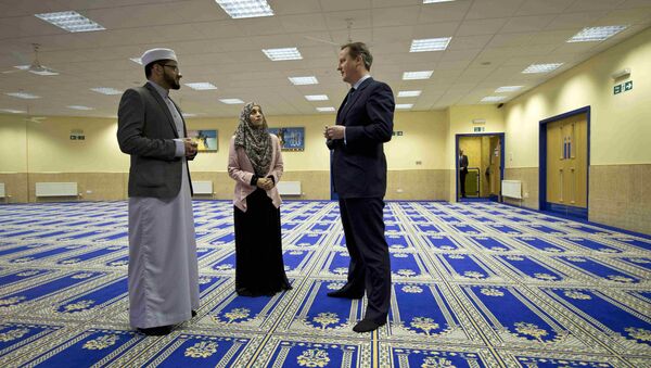 Britain's Prime Minister David Cameron speaks with imam Qari Asim and Shabana Muneer as he visits the Makkah Masjid Mosque in Leeds, Britain January 18, 2016. - Sputnik International