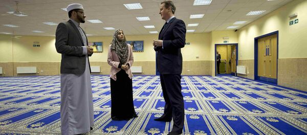 Britain's Prime Minister David Cameron speaks with imam Qari Asim and Shabana Muneer as he visits the Makkah Masjid Mosque in Leeds, Britain January 18, 2016. Britain's Prime Minister David Cameron speaks with imam Qari Asim and Shabana Muneer as he visits the Makkah Masjid Mosque in Leeds, Britain January 18, 2016. - Sputnik International
