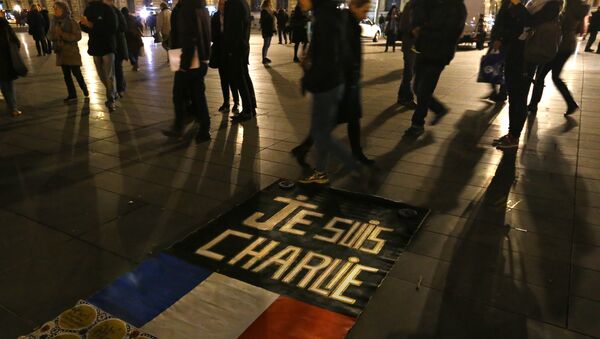 People walk around to banner reading Je suis Charlie - Sputnik International