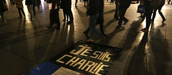 People walk around to banner reading Je suis Charlie People walk around to banner reading Je suis Charlie - Sputnik International