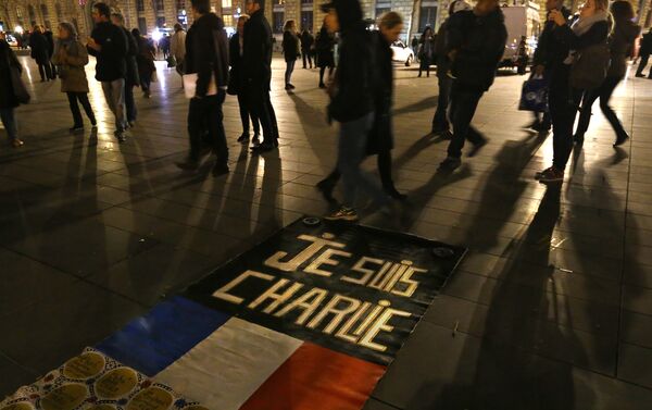 People walk around to banner reading Je suis Charlie - Sputnik International