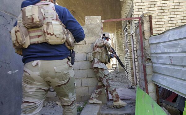 Iraqi security forces clear houses of Daesh militants in Ramadi, 70 miles (115 kilometers) west of Baghdad, Iraq, Sunday, Jan. 17, 2016 - Sputnik International