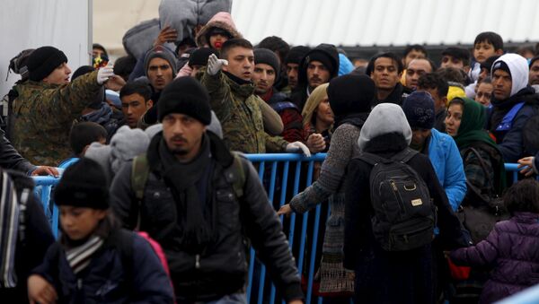 Migrants try to get on a train to Serbia at a transit camp on the Macedonia-Greece border near Gevgelija January 6, 2016 - Sputnik International