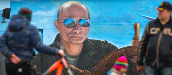 Pedestrians near a portrait of Russian President Vladimir Puitn on a wall of a building in Yalta Pedestrians near a portrait of Russian President Vladimir Puitn on a wall of a building in Yalta - Sputnik International
