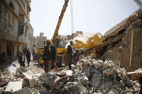 Policemen search for survivors at the site of a Saudi-led airstrike on the police headquarters in Sanaa, Yemen, Monday, Jan. 18, 2016. - Sputnik International