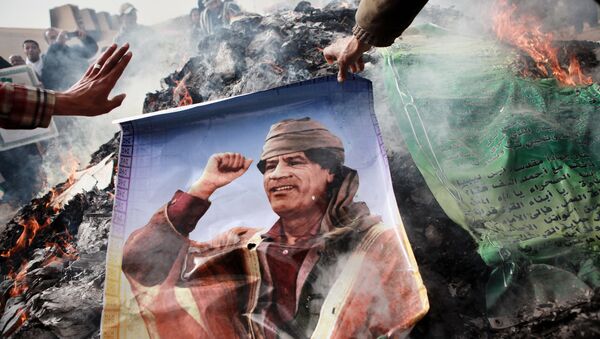 Benghazi residents burn portraits of Muammar Gaddafi, banners with his quotes and his Green Book - Sputnik International