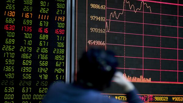 An investor looks at an electronic board displaying stock prices at a brokerage house in Beijing, Thursday, Jan. 14, 2016 - Sputnik International